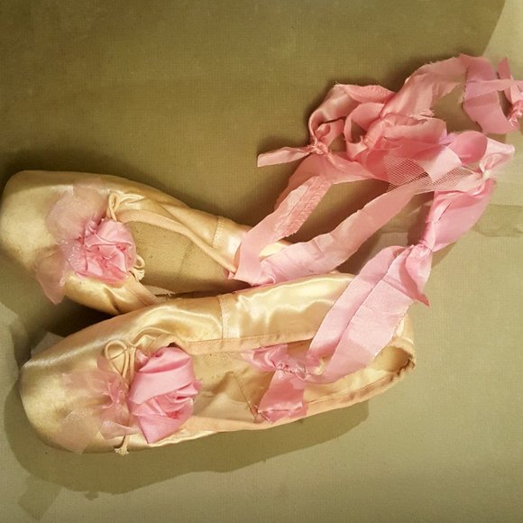 Vintage Ballet Pointe Shoes ~ Decorative - Picture 1 of 6